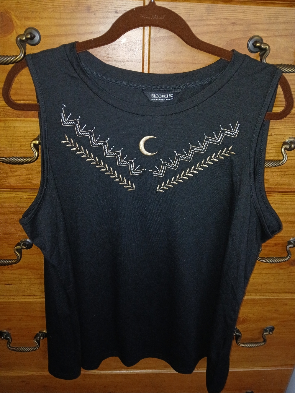 BloomChic Womens Plus Sleeveless Top with Embroidered Accents /Size 18-20 (2X)